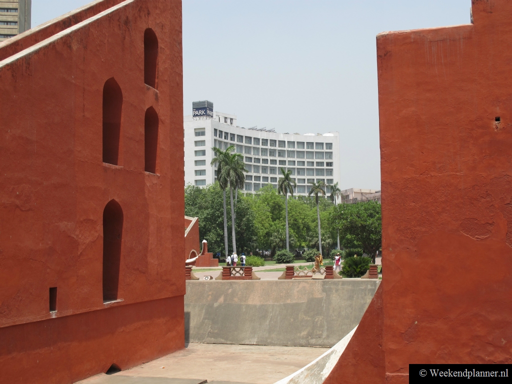 Het vijfsterrenhotel The Park Hotel ligt naast Jantar Mantar aan Parliament Street. Vanuit het hotel heb je een mooi uitzicht op de Jantar Mantar. Connaught Place ligt ongeveer 5 minuten lopen van het hotel.